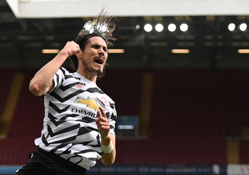 Edinson Cavani extends Manchester United stay with one-year deal : The standard Sports