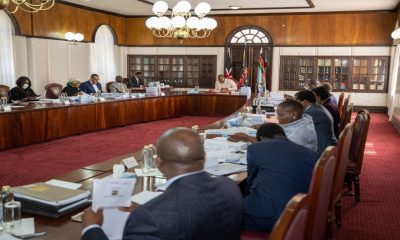 DP Ruto Shows Up at Cabinet Meeting With UDA Tie as He Faces Uhuru Man-to-man
